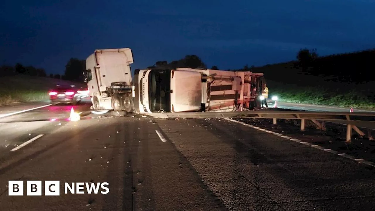 M40: Overturned lorry shuts motorway near Banbury