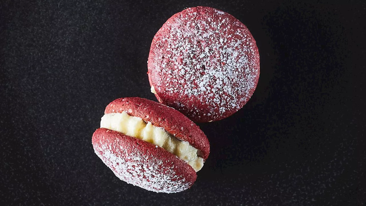 Vegane Doppelkekse mit köstlicher Füllung: Red-Velvet-Whoopies mit Frosting