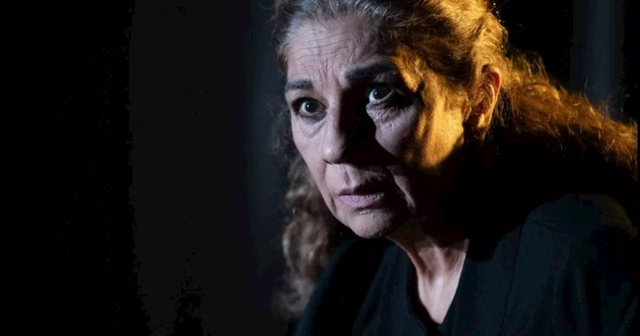 Lolita Flores interpreta a Poncia en La casa de Bernarda Alba