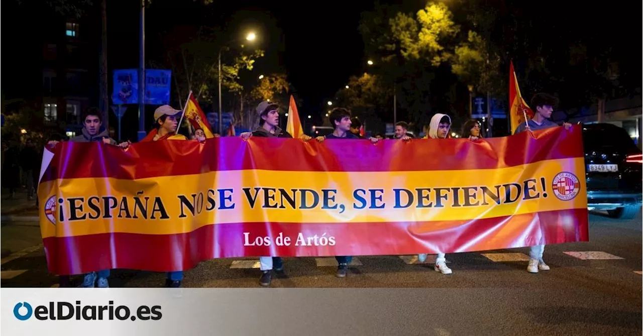 Unas 150 personas se manifiestan contra la amnistía en la plaza Artós de Barcelona