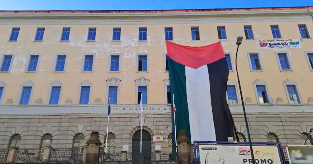 Enorme bandiera della Palestina sulla facciata della scuola: gli studenti occupano il liceo Vico di Napoli…