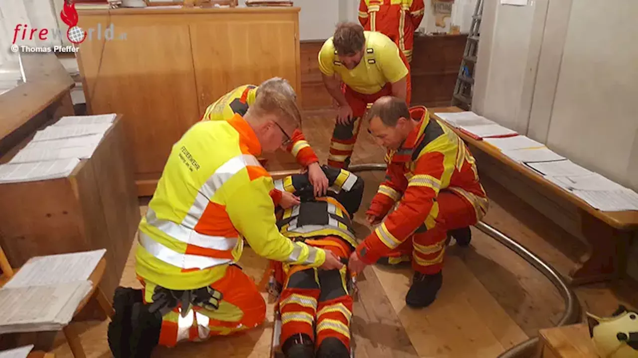 Feuerwehr übt Tragehilfe für Rettungsdienst in Waging am See