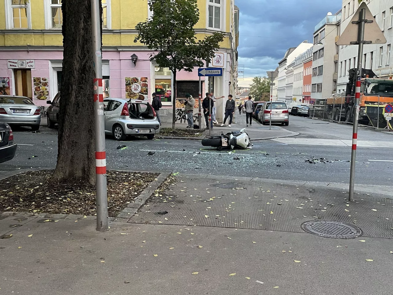 Schwerer Unfall in Wien – Motorrad-Fahrer rast in Auto