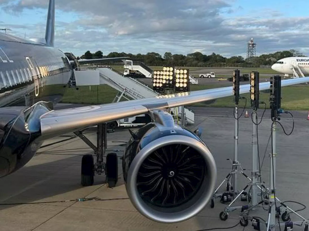 L'aereo decolla senza finestrini: il panico, poi l'atterraggio d'emergenza