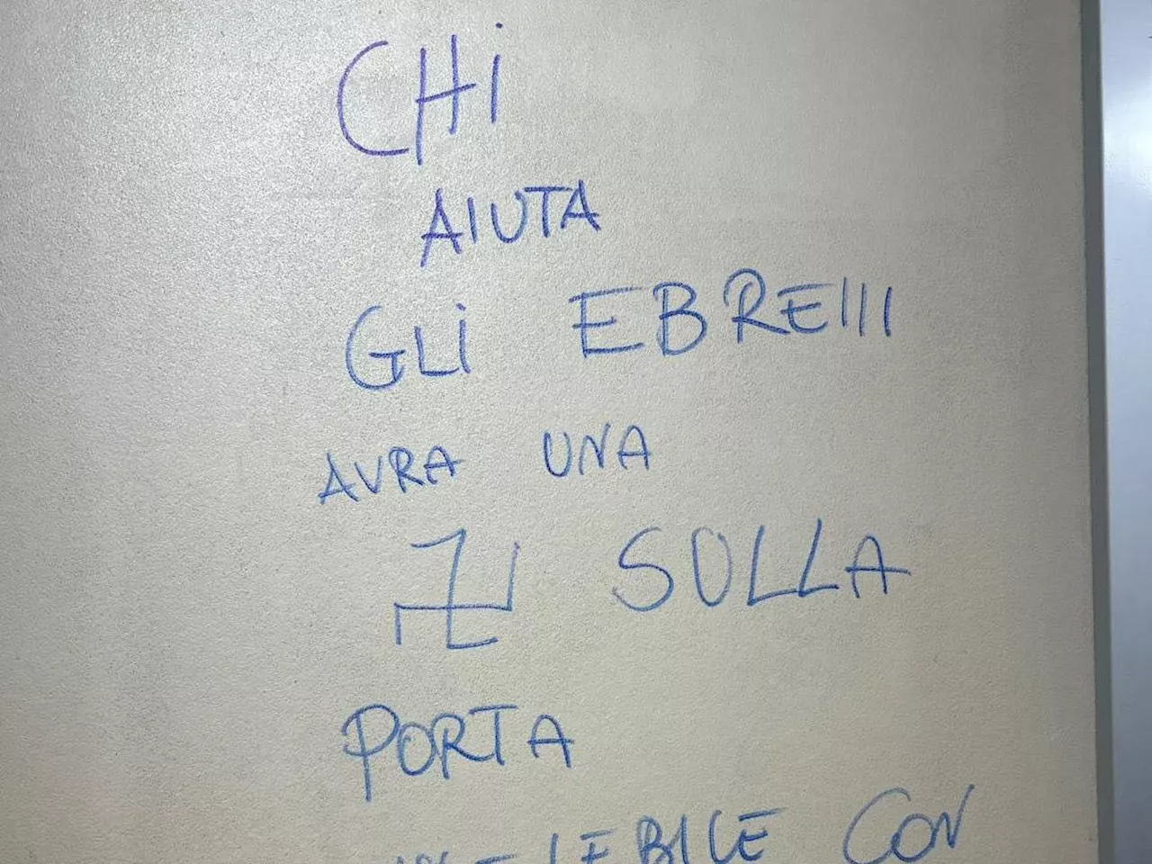 Orrore a Roma: 'Chi aiuta gli ebrei avrà una svastica sulla porta indelebile'