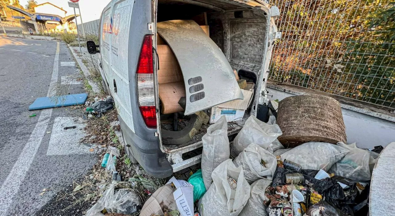 Roma, residenti contro il campo rom di via di Salone: «Chiudetelo, servono parcheggi e bus»