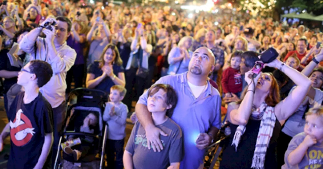 Join us for the Holiday Sing-Along, Tree Lighting and Downtown Stroll, Saturday, Dec. 2