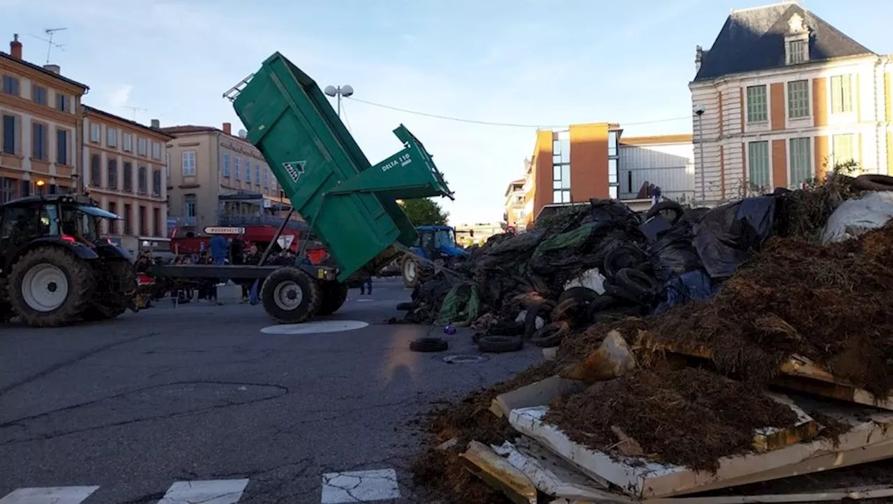 Grogne des agriculteurs : le giratoire bloqué de nuit par un dépôt sauvage en feu