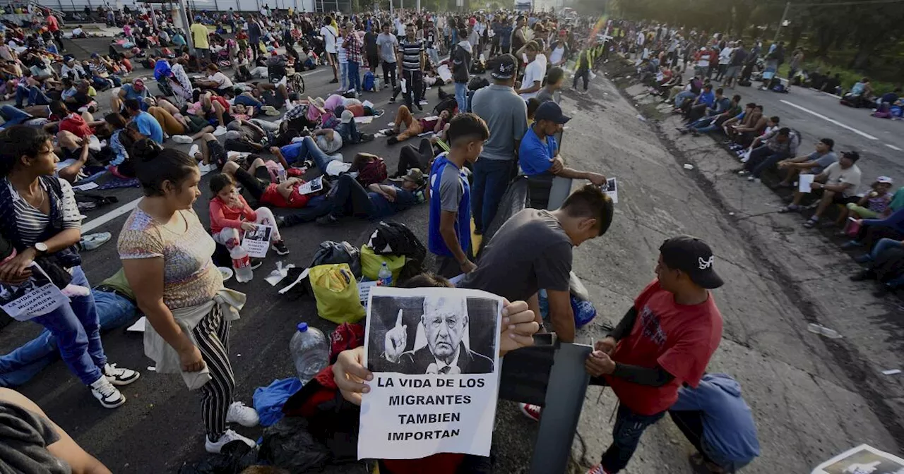 Migrantes bloquean aduana en la frontera sur de México para presionar por permisos migratorios