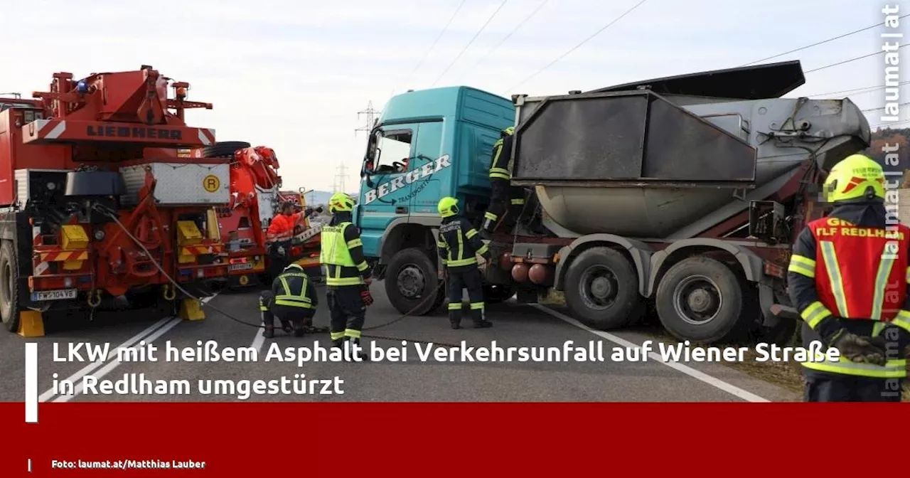 LKW mit heißem Asphalt bei Verkehrsunfall auf Wiener Straße in Redlham umgestürzt