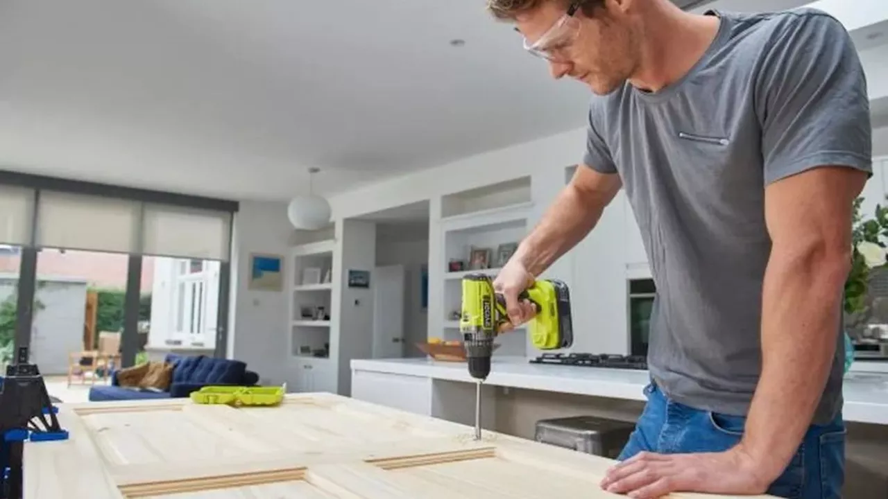 Cette perceuse-visseuse à percussion Ryobi passe sous la barre des 100 euros