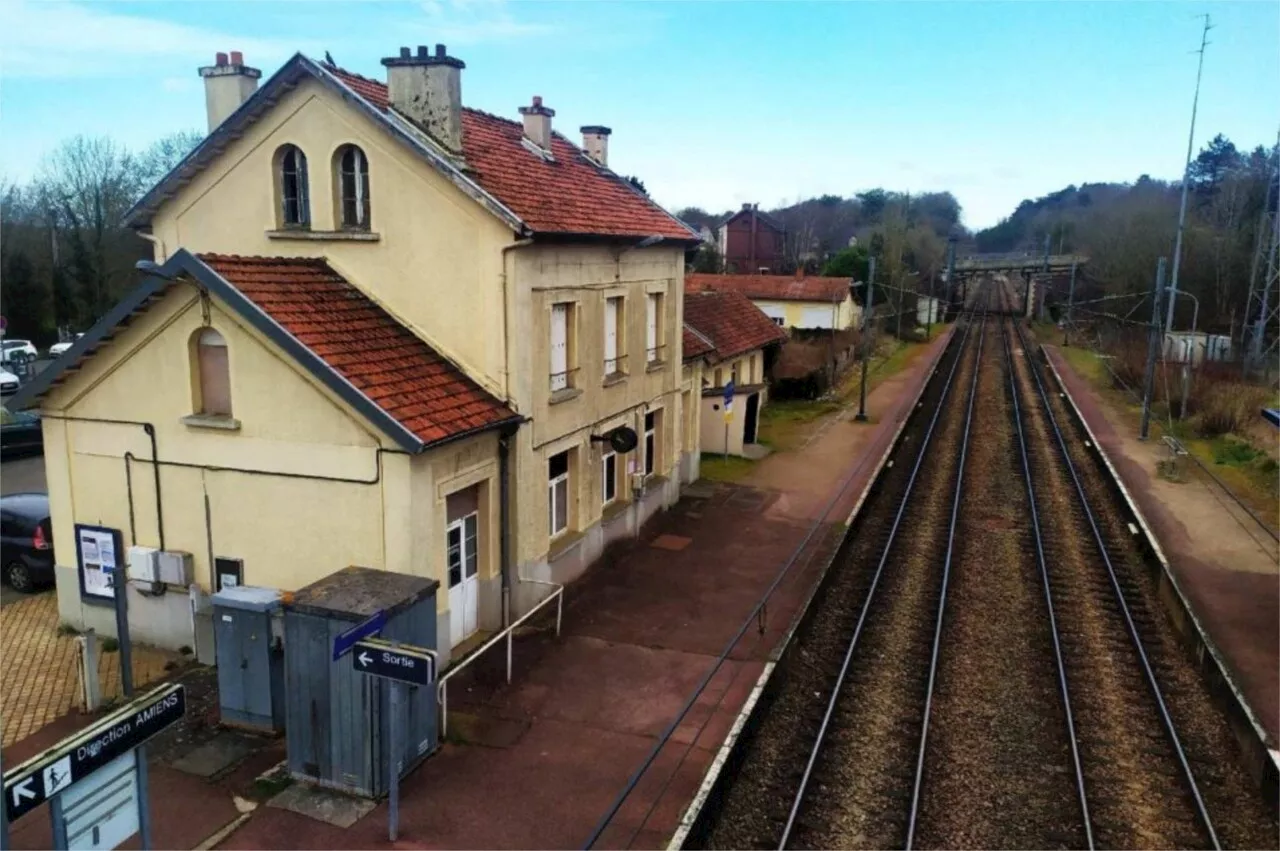 Une aire de covoiturage près de la gare de Poix-de-Picardie avant Noël