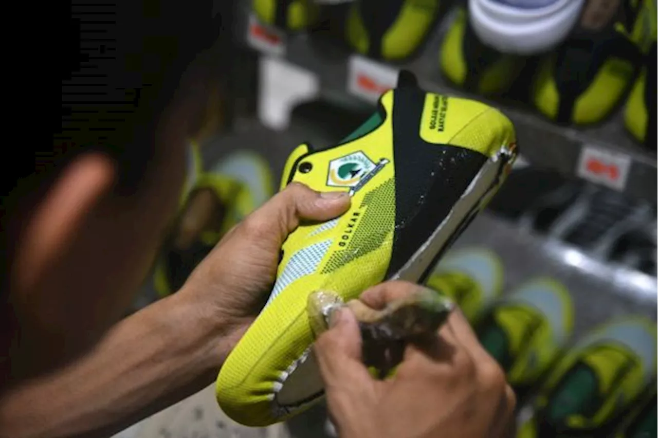 Produksi Sepatu Motif Logo Partai Politik