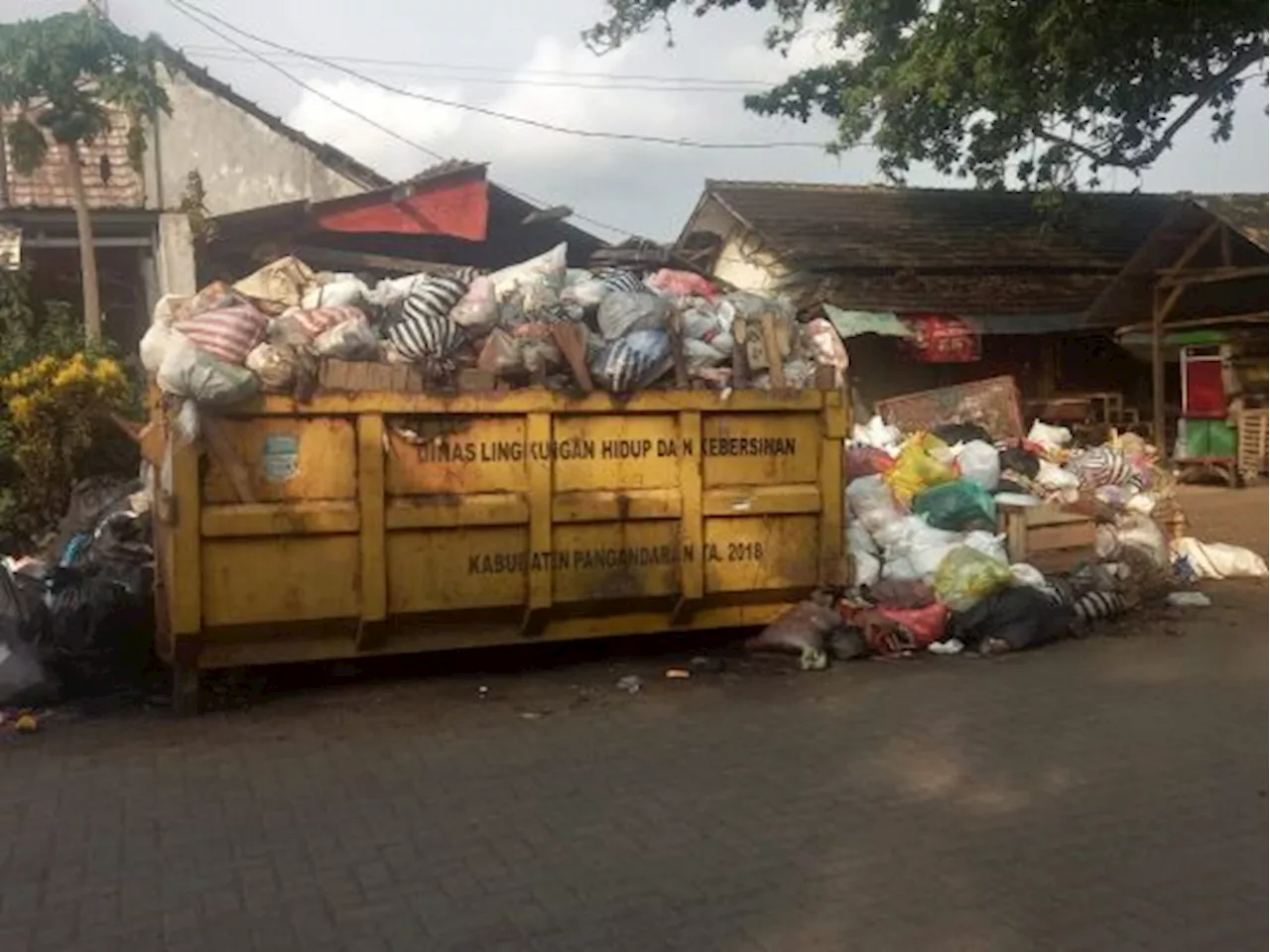 TPA Purbahayu Ditutup, Tumpukan Sampah Berserakan di Pangandaran