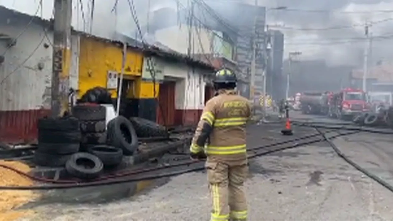 Gran operativo de bomberos para controlar incendio en viviendas