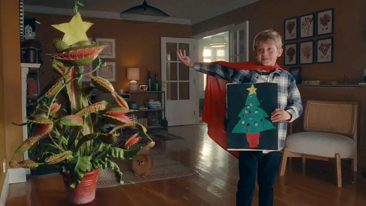 Una planta carnívora con ínfulas de árbol de Navidad protagoniza el nuevo y estrafalario spot de John Lewis