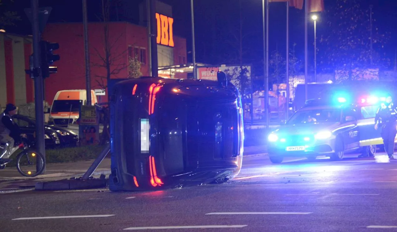 Schwerer Unfall an Kreuzung in Hamburg: SUV kippt um