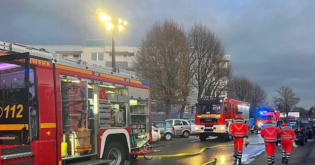 Feuerwehreinsatz bei Delius: Dachstuhl brennt bei Bielefelder Firma