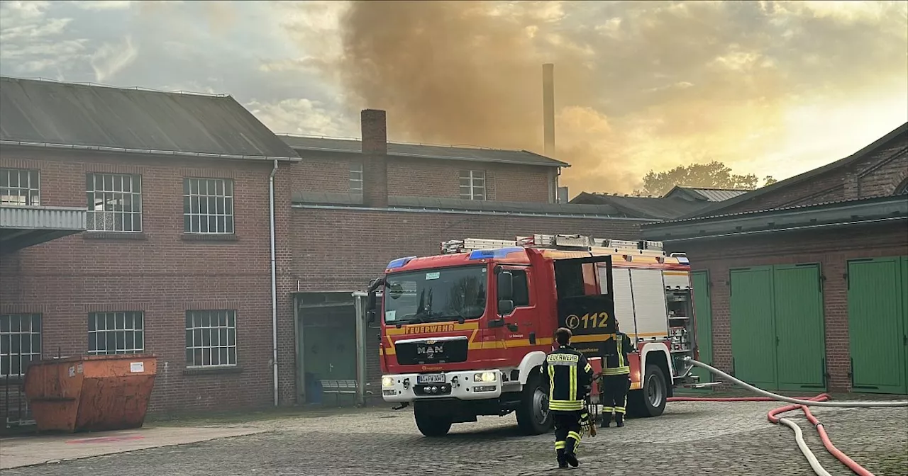 Großbrand in Bielefeld: Dachstuhl der Firma Delius in Flammen, Feuerwehr rückt zum Herd vor