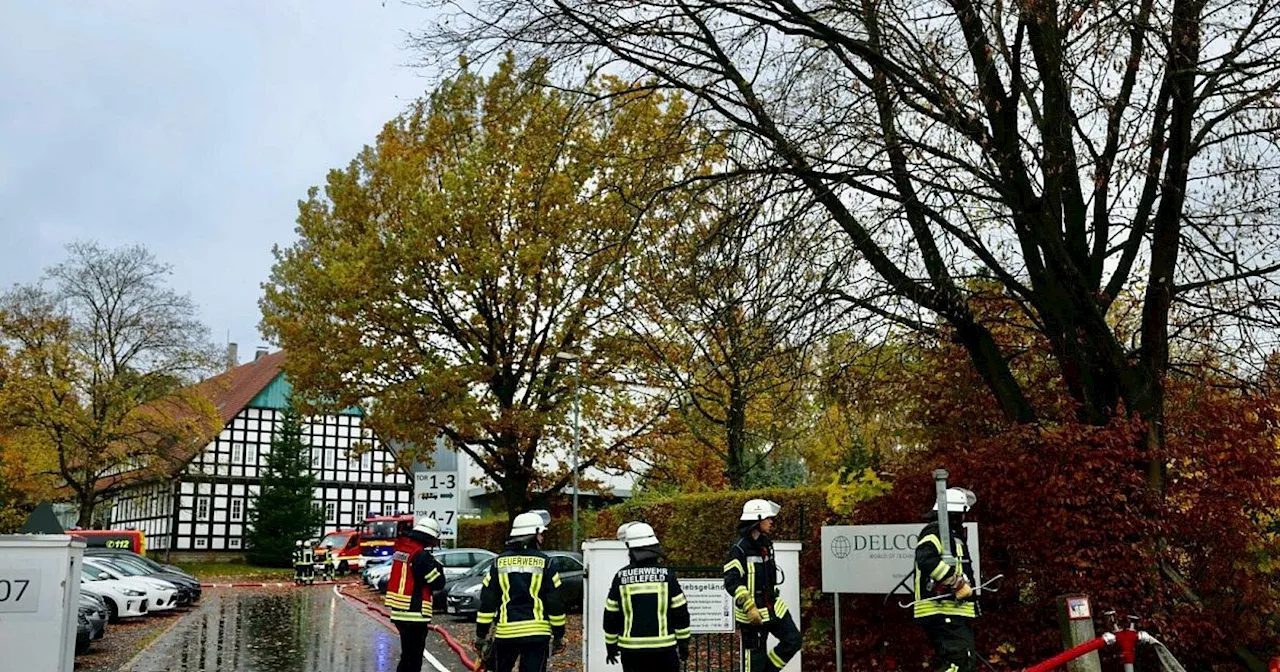 Großbrand in Bielefeld: Dachstuhl der Firma Delius in Flammen