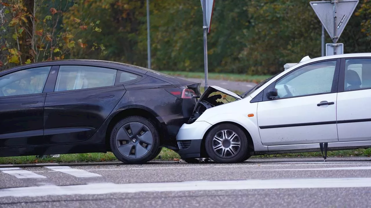 112-nieuws: gasfles ontploft bij brand • auto's beschadigd na botsing