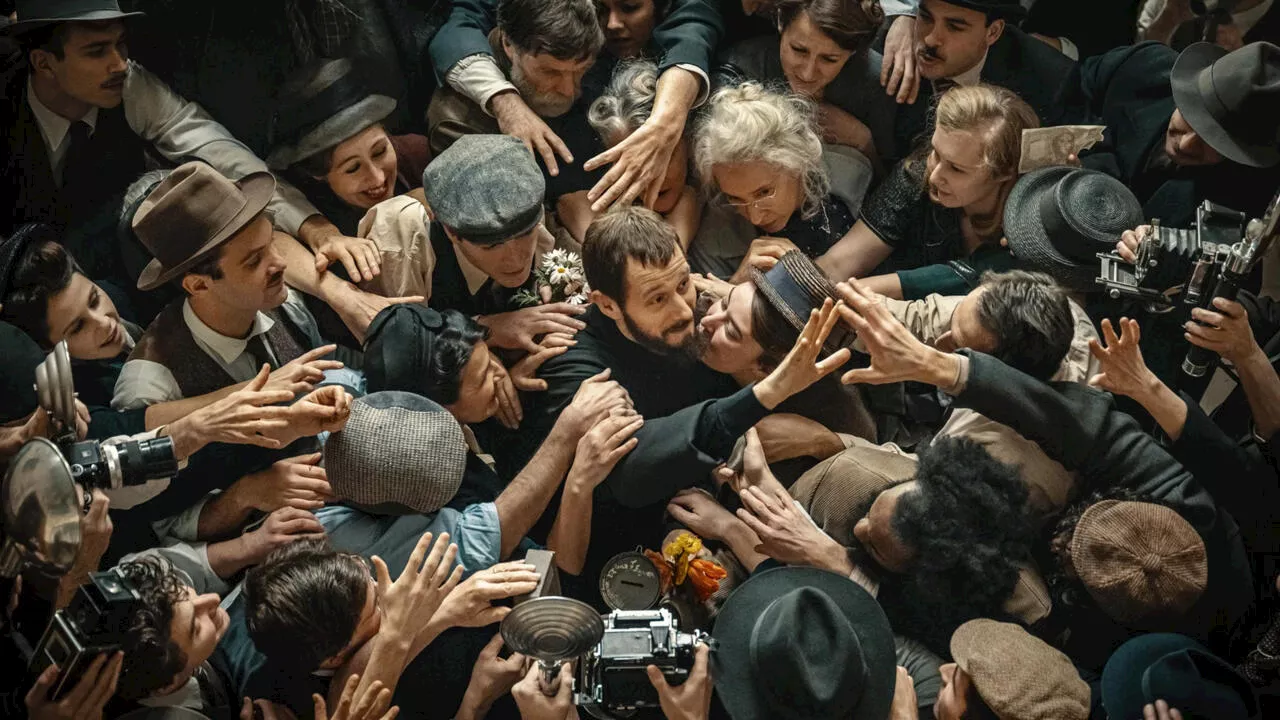  «C'est vertigineux et galvanisant»: l'acteur Benjamin Lavernhe incarne l'abbé Pierre au cinéma