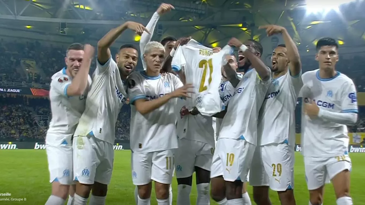 Hommage des coéquipiers de Valentin Rongier lors du match AEK Athènes-OM