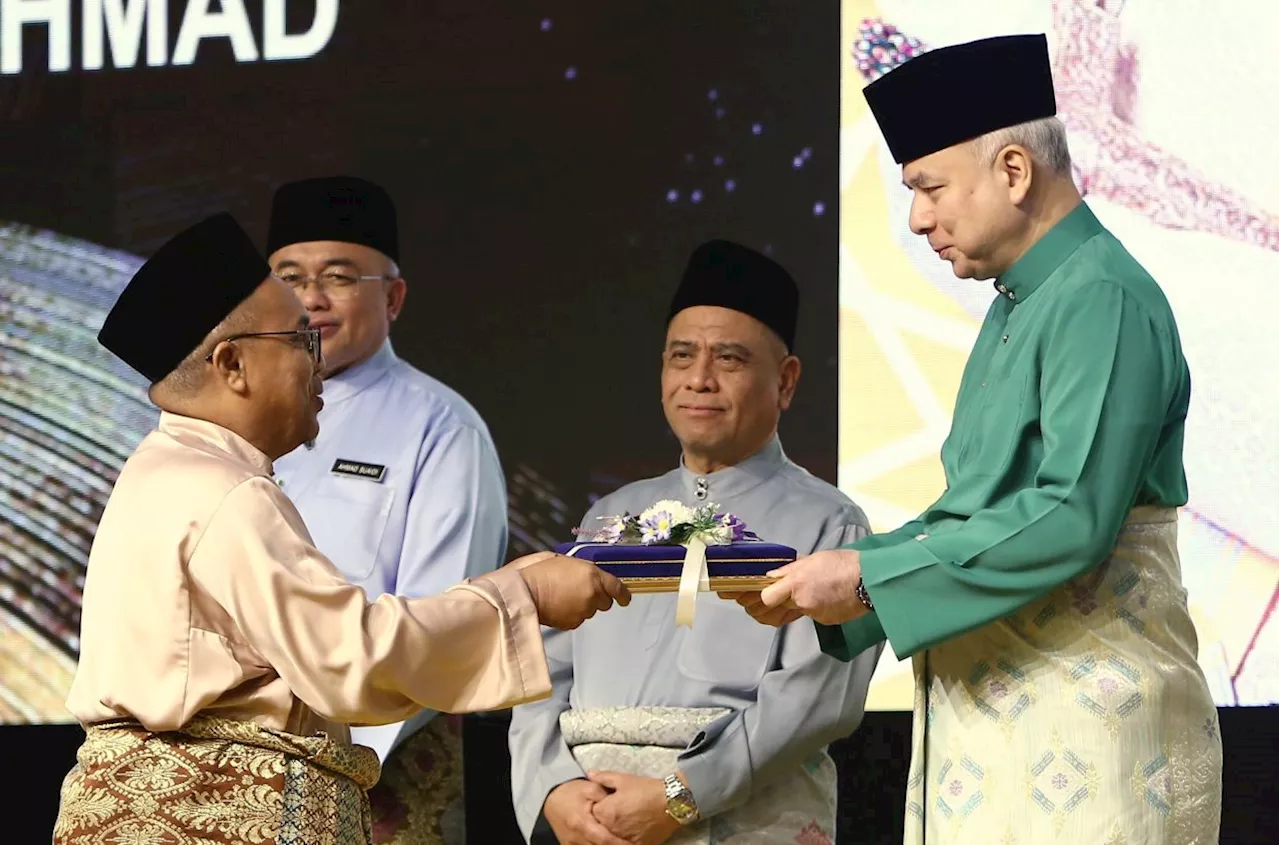 Teacher from Orang Asli school receives Tokoh Guru award from Sultan Perak