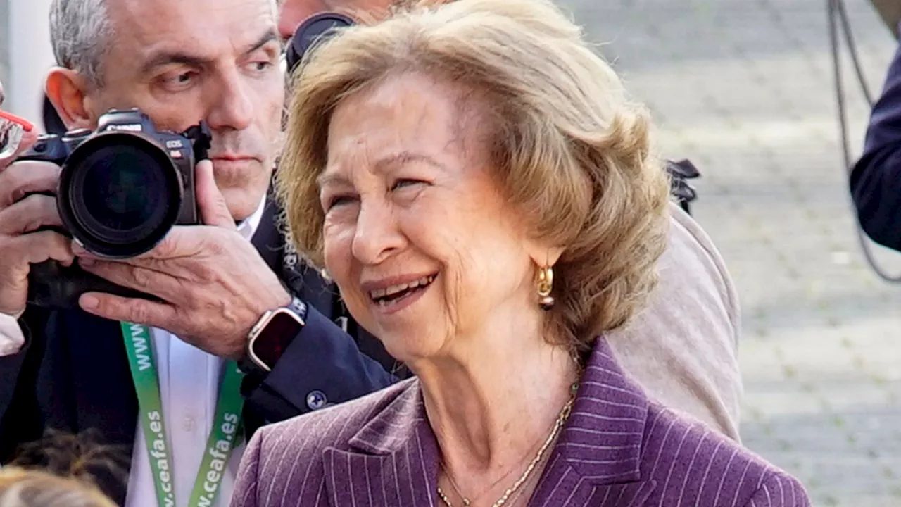 La reina Sofía reaparece en Asturias tras su cumpleaños y el de Leonor: traje morado, una flor en la solapa y una gran sonrisa