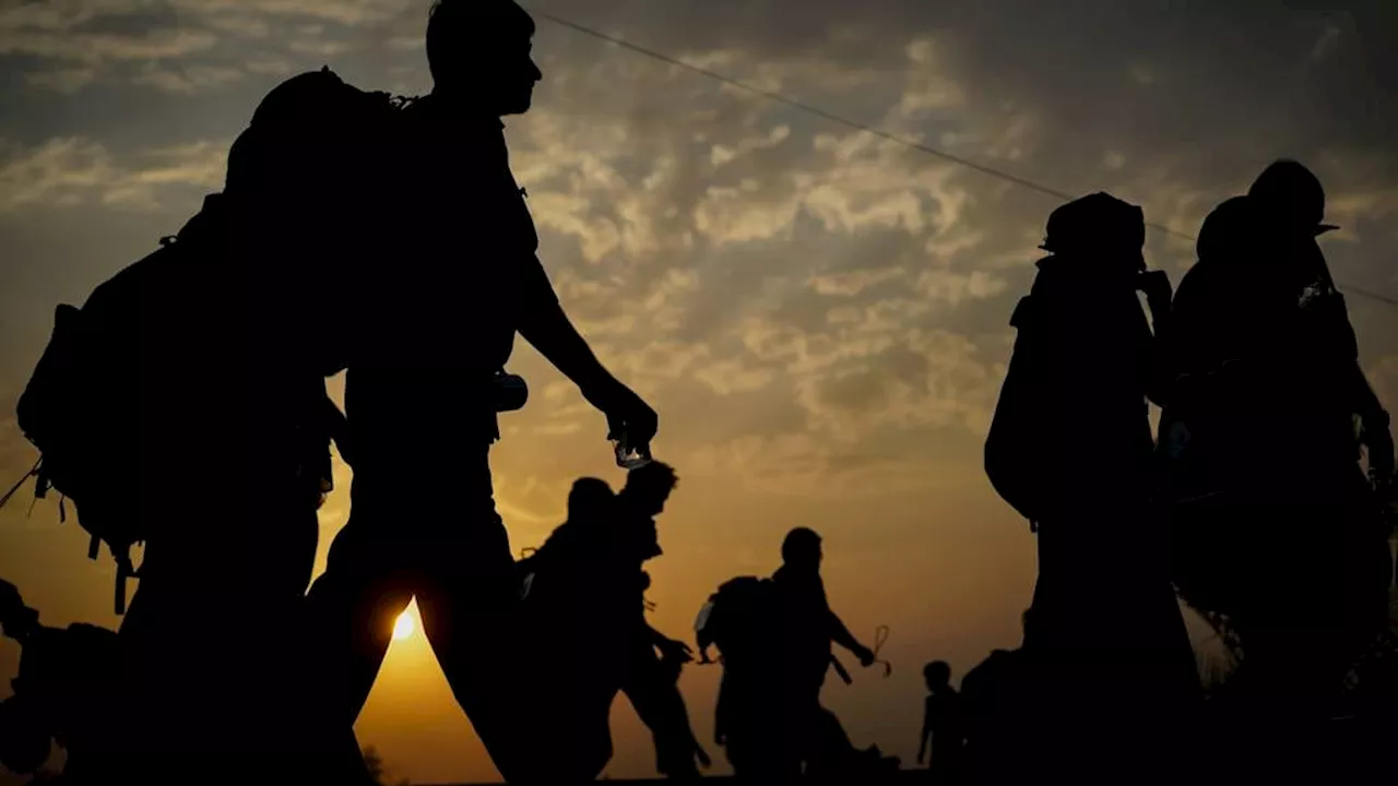 Hallan a 123 migrantes encerrados en un tráiler en México