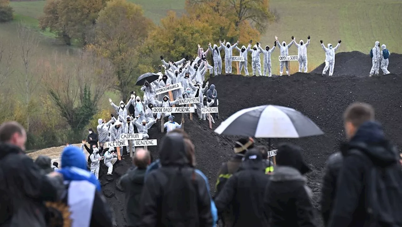 Manifestation contre l'autoroute A69 et la bétonnisation des routes