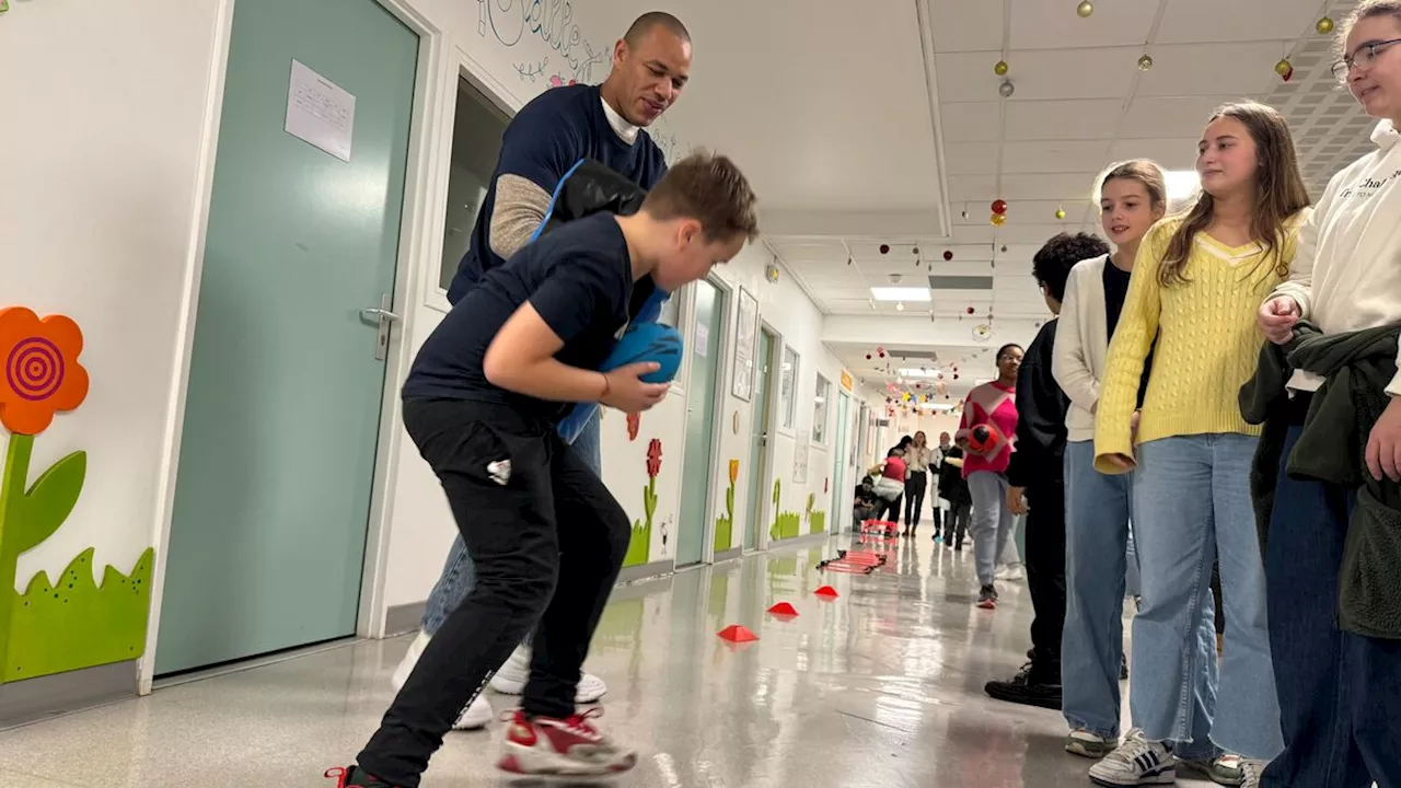 « Ça leur permet de s’évader un peu » : la star du rugby Gaël Fickou rend visite à des enfants hospitalisés