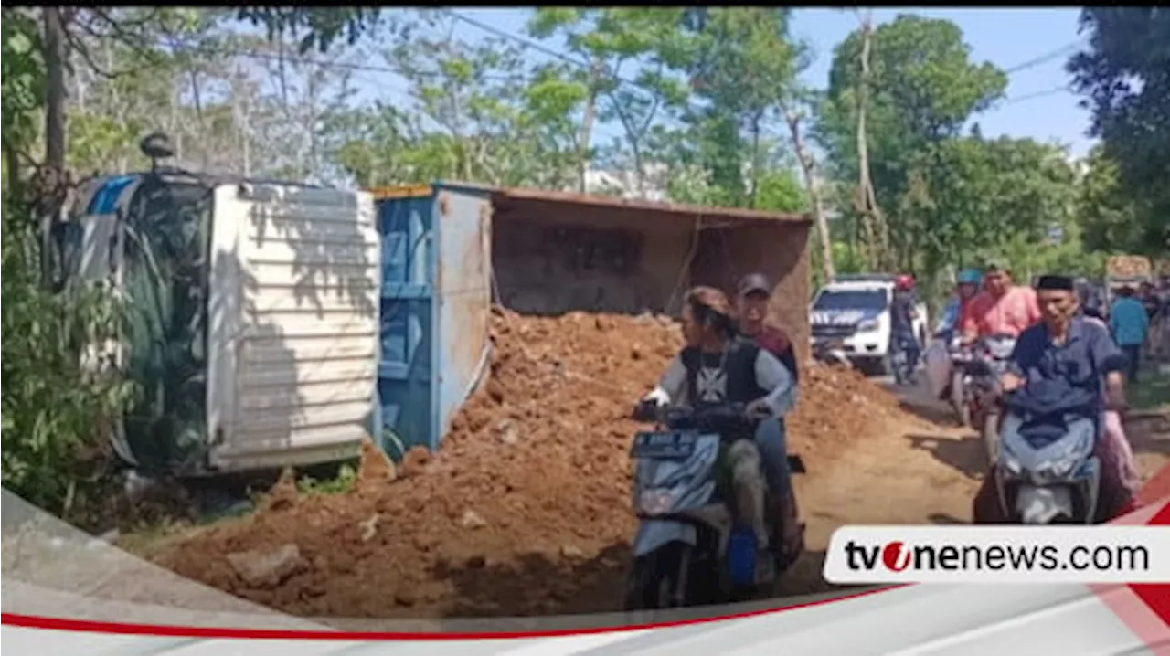 Dump Truk Material Tambang Tol Probowangi Terguling Dua Tewas di Probolingo