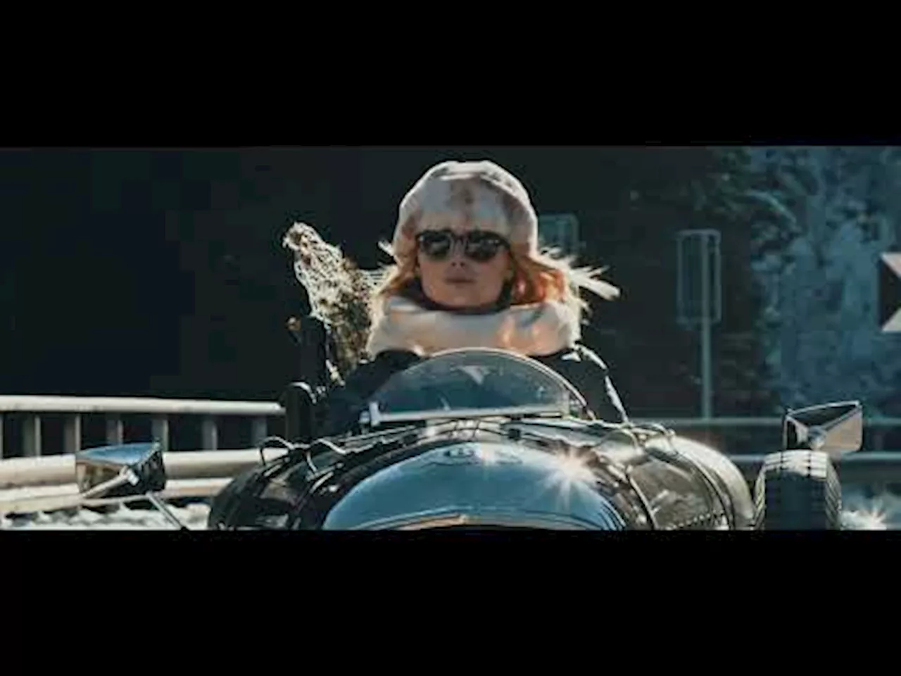 Den mindre versionen av Bentley Blower hämtar julgran. Hjulstämning.