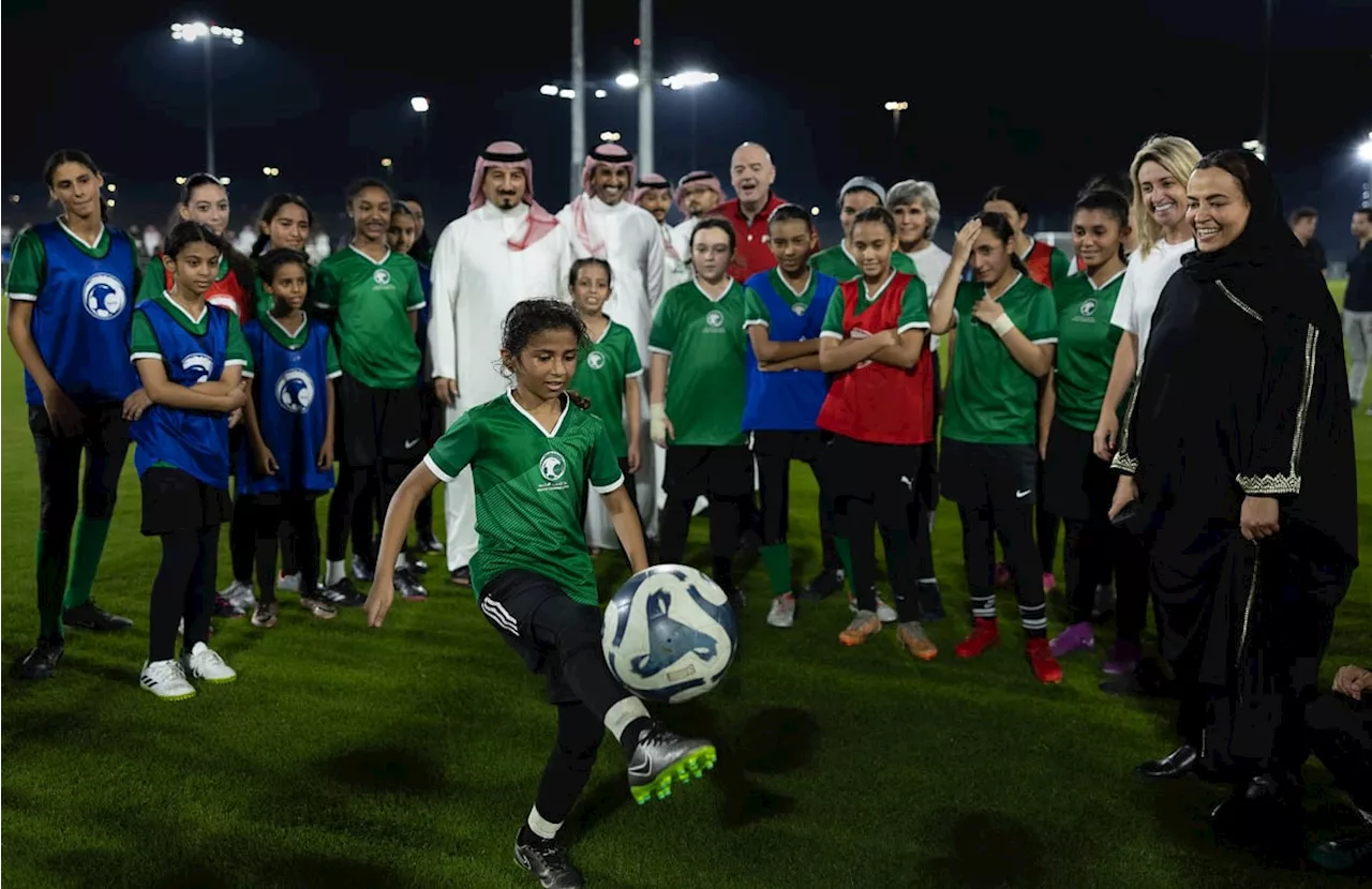 خلال حصة تدريبية.. أساطير الاتحاد الدولي لكرة القدم يعبّرون عن إعجابهم بمهارات نجوم المستقبل في المملكة
