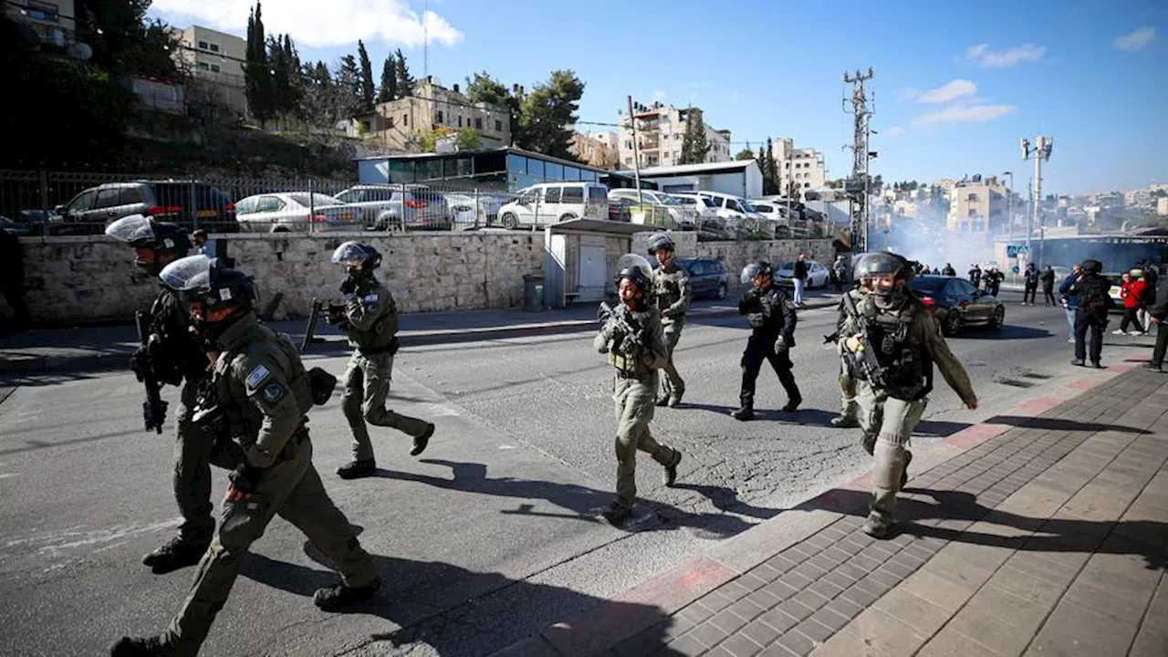 الاحتلال يعتدي على مئات الفلسطينيين حاولوا الصلاة في المسجد الأقصى