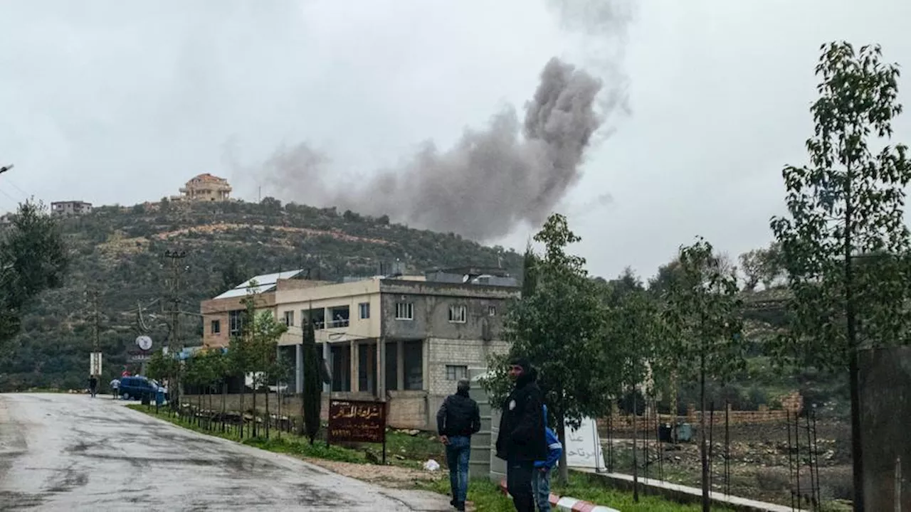 الجيش الإسرائيلي يهاجم أهدافاً في لبنان.. وحزب الله ينعى أحد عناصره