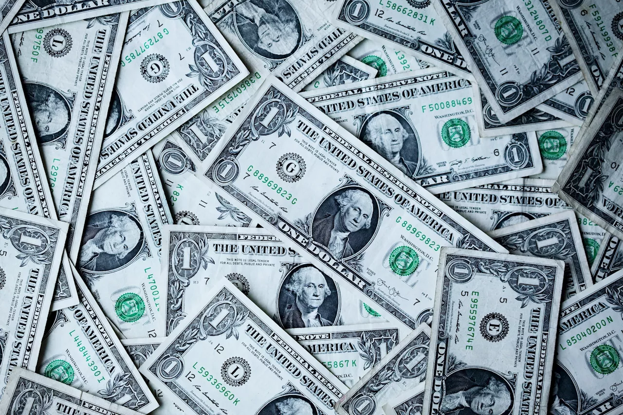 Kronan stärks mot dollarn. En dollar kostade tillfälligt under 10 kronor.