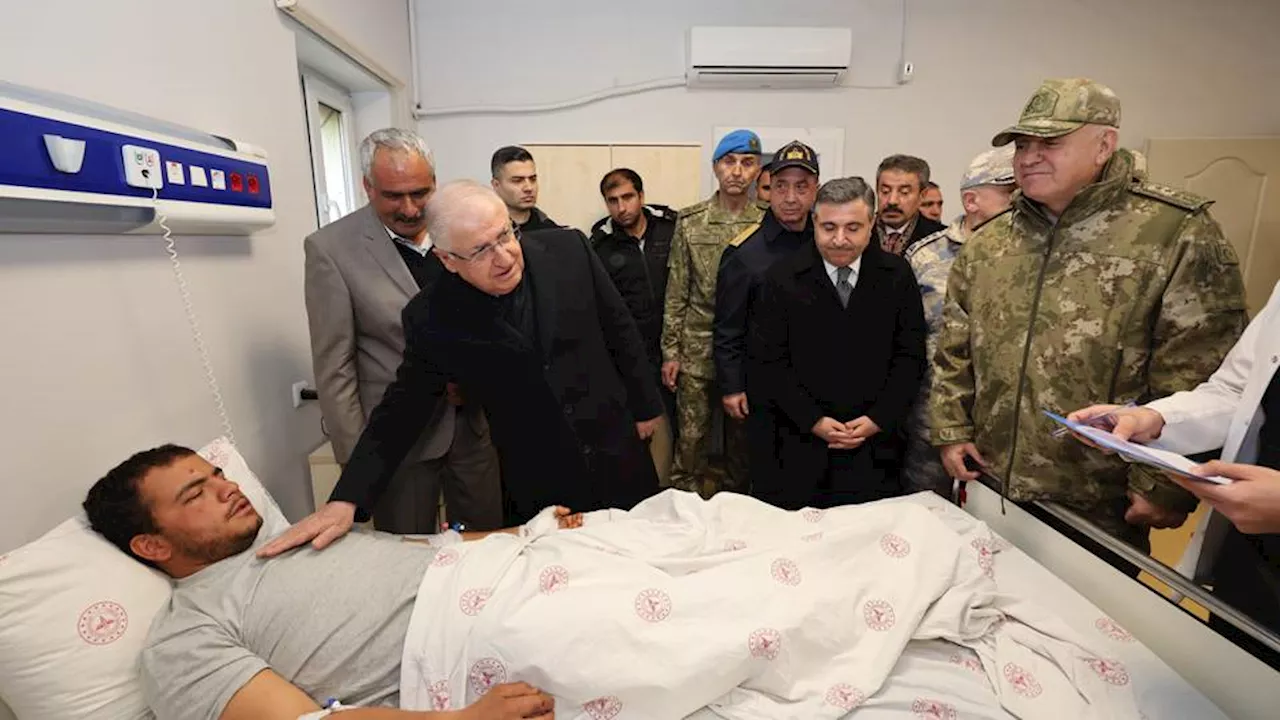 وزير الدفاع التركي يزور جرحى الجيش جرّاء الهجمات الإرهابية شمال العراق