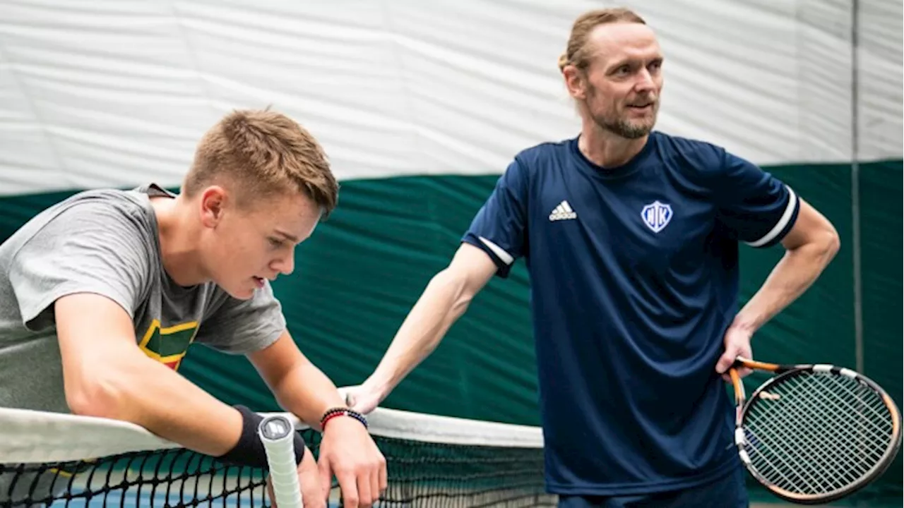 Holger Rune får hjælp af Kenneth Carlsen i australsk tennisturnering