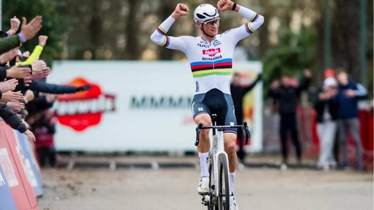 Van der Poel tryner rivalen og fuldender hattrick | Seneste sport