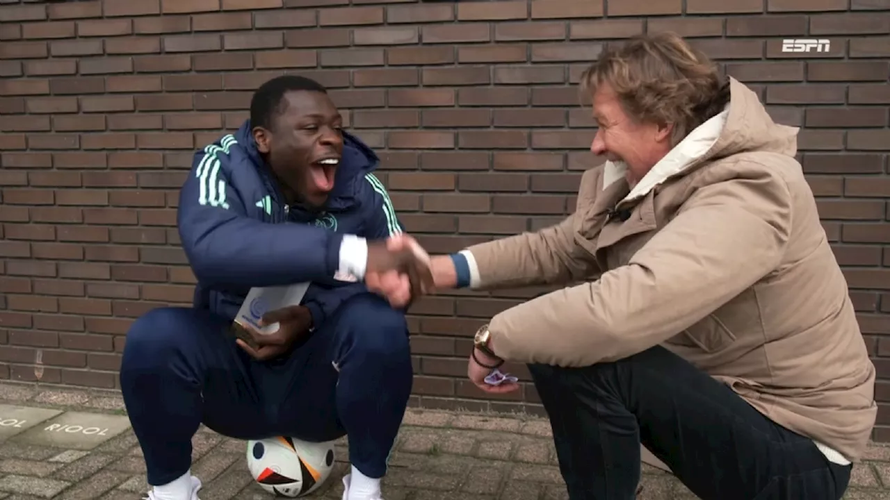 Brobbey en Kraay schaterlachen na grap Ajax-spits: ‘Wordt niet leuk voor jou’