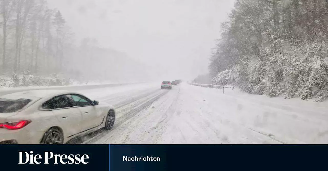 Schneefall und Straßensperren in Österreich