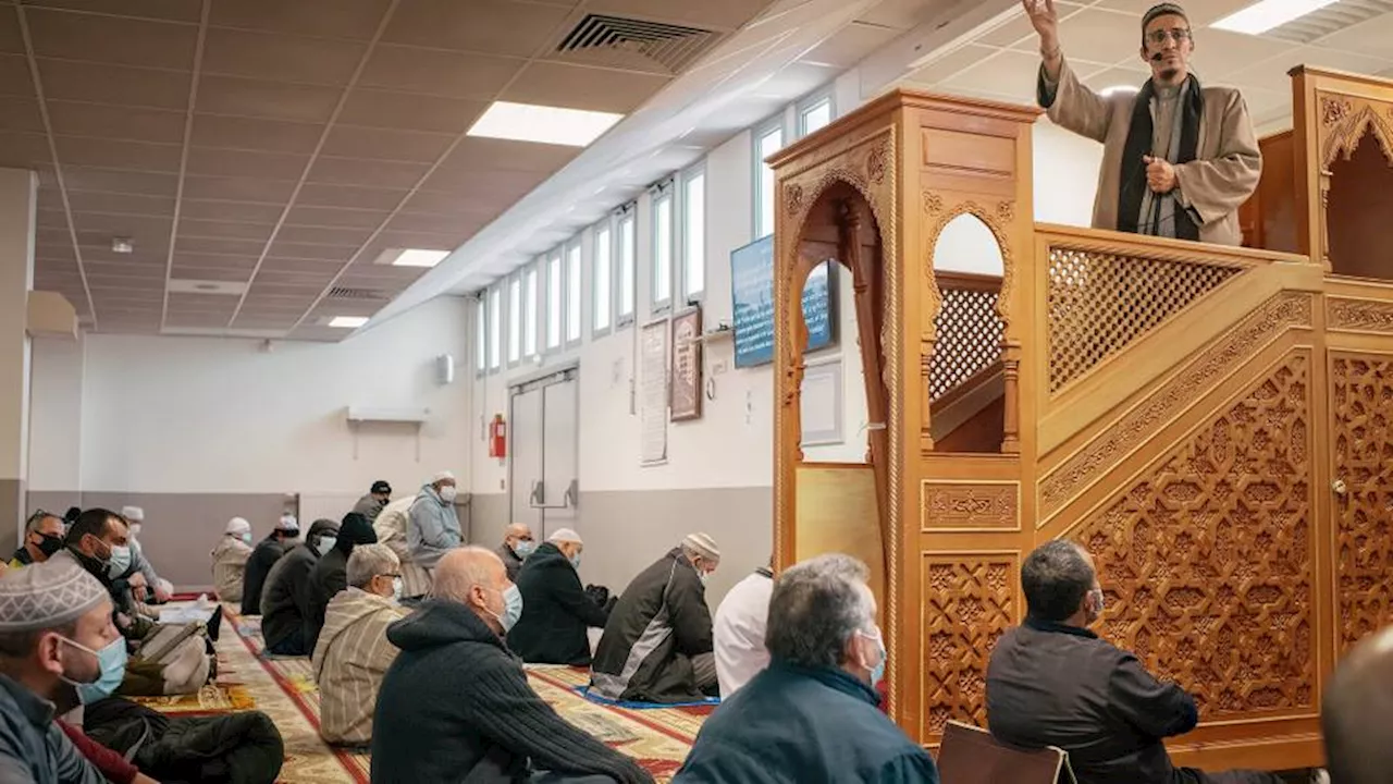 فرنسا تنوي إخضاع أئمة المساجد المقيمين لسلطتها اعتباراً من 2024