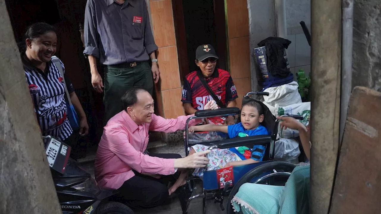 Kunjungi Kampung Pulo, Sony Kusumo Beri Bantuan Kursi Roda Anak Pengidap Cerebral Palsy