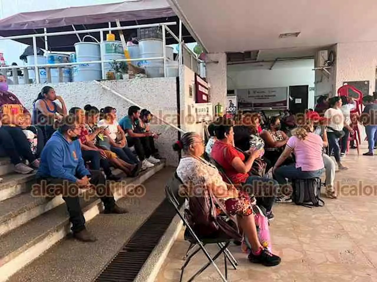 Por orden de juez, sindicalizados liberan oficinas del ayuntamiento de Minatitlán