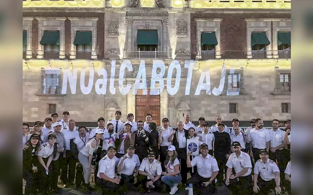 Pilotos proyectan 'No al cabotaje' en Palacio Nacional