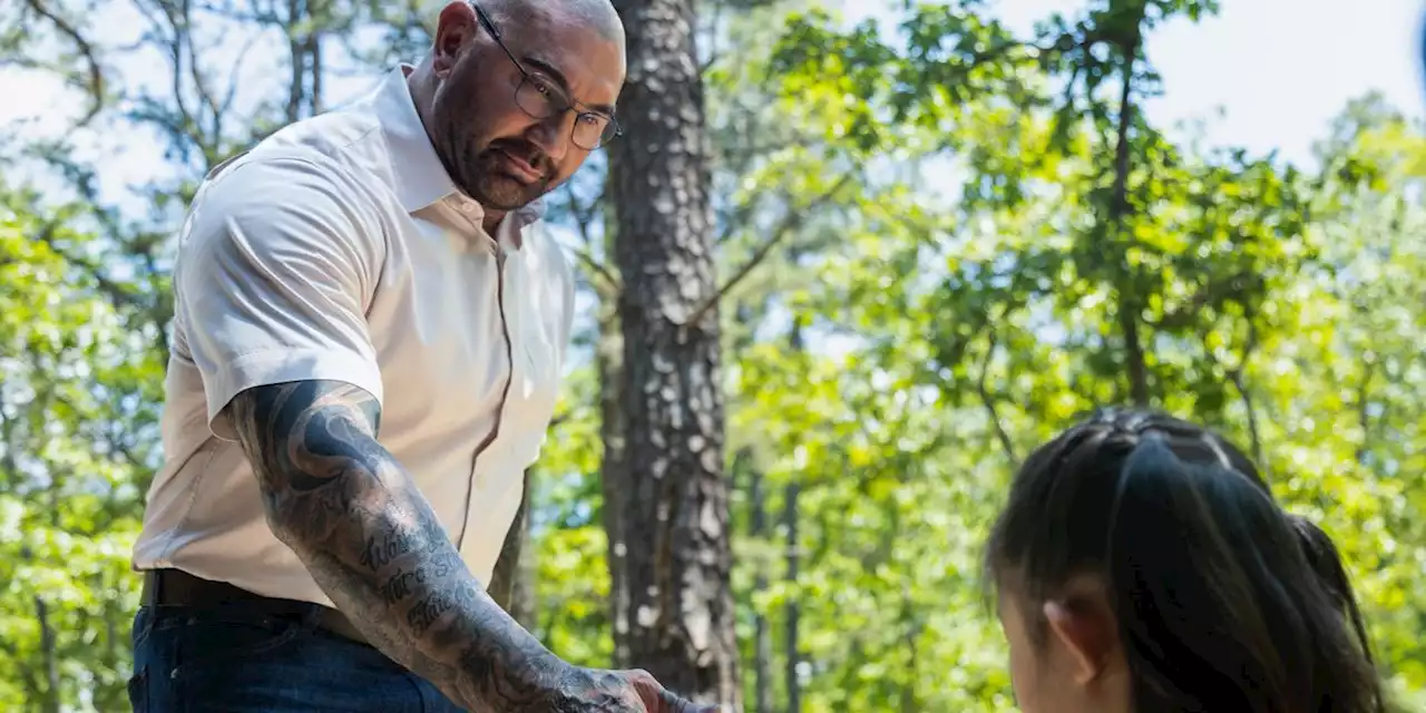 M Night Shyamalan explains Knock at the Cabin's lack of explicit violence