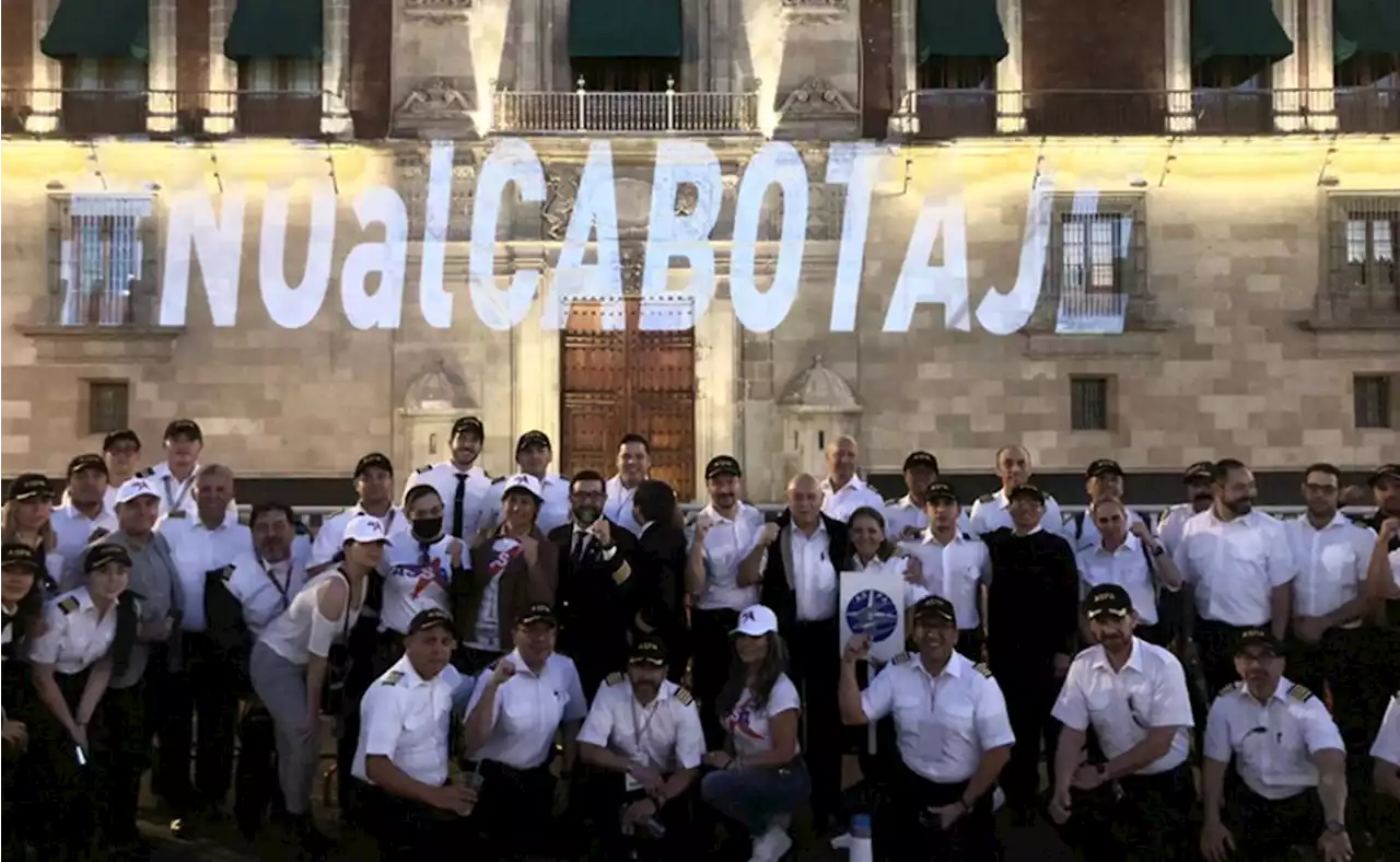 'No al CABOTAJE', proyectan pilotos aviadores en Palacio Nacional como protesta