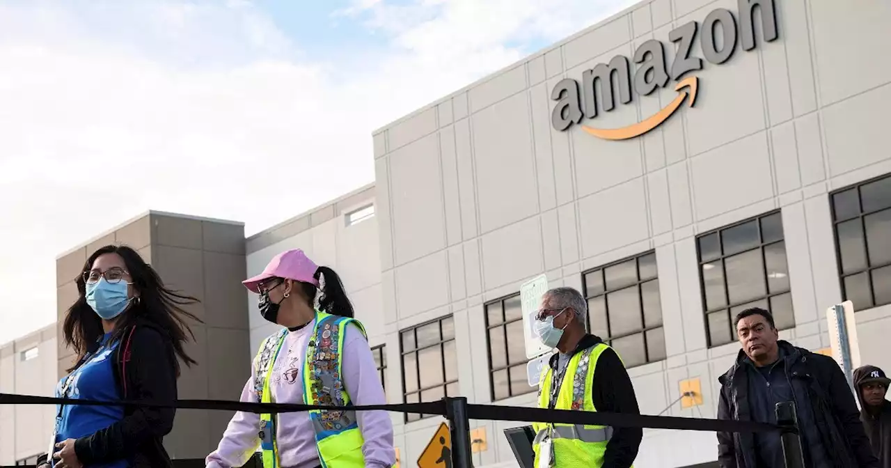 Amazon violó la ley con su campaña antisindical en dos almacenes de Nueva York